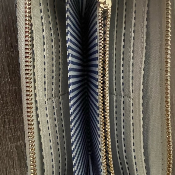 Martha's Vineyard Vines Whales Large Zip Around Wallet - Picture 5 of 9